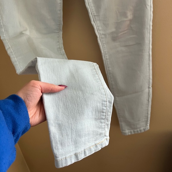 ◻️GARAGE: Junior girl size 9, light wash blue high waist jegging, preowned◻️ - Picture 10 of 13